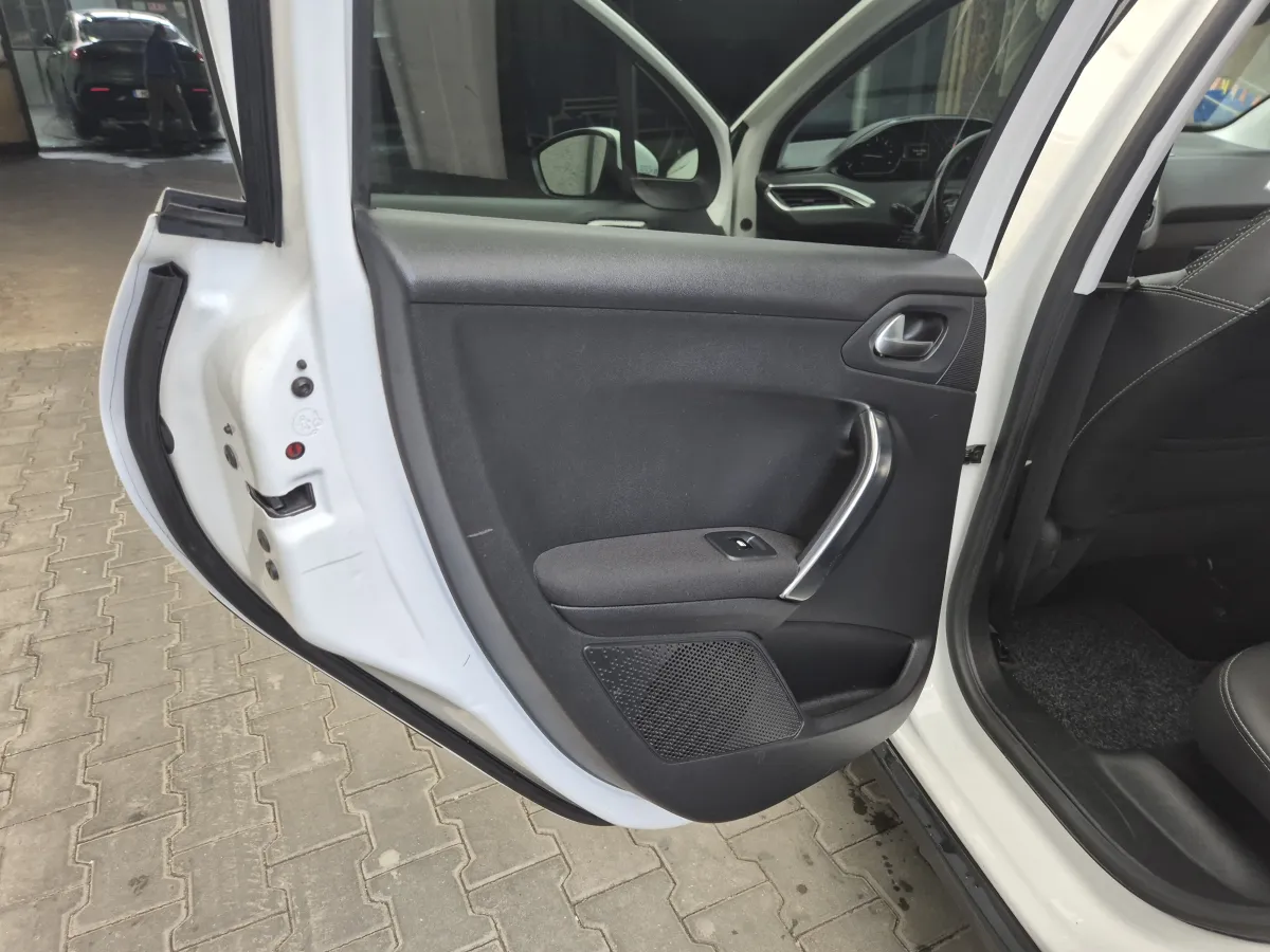 Peugeot 2008 1.6 e HDI ULLERE (2016) - slika 15