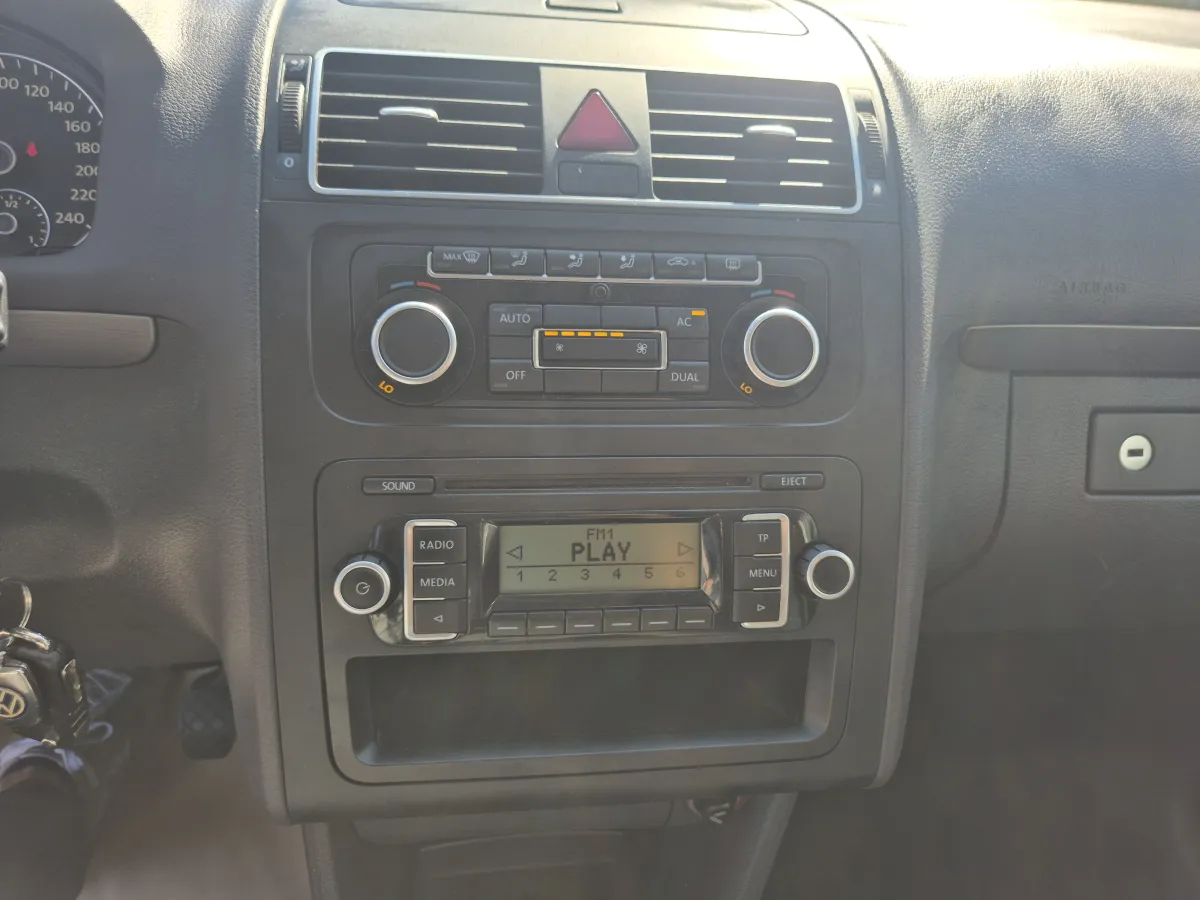 Volkswagen Touran 1.6 tdi (2011) - slika 30