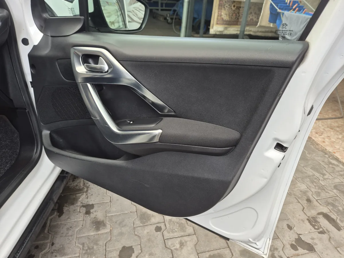 Peugeot 2008 1.6 e HDI ULLERE (2016) - slika 24