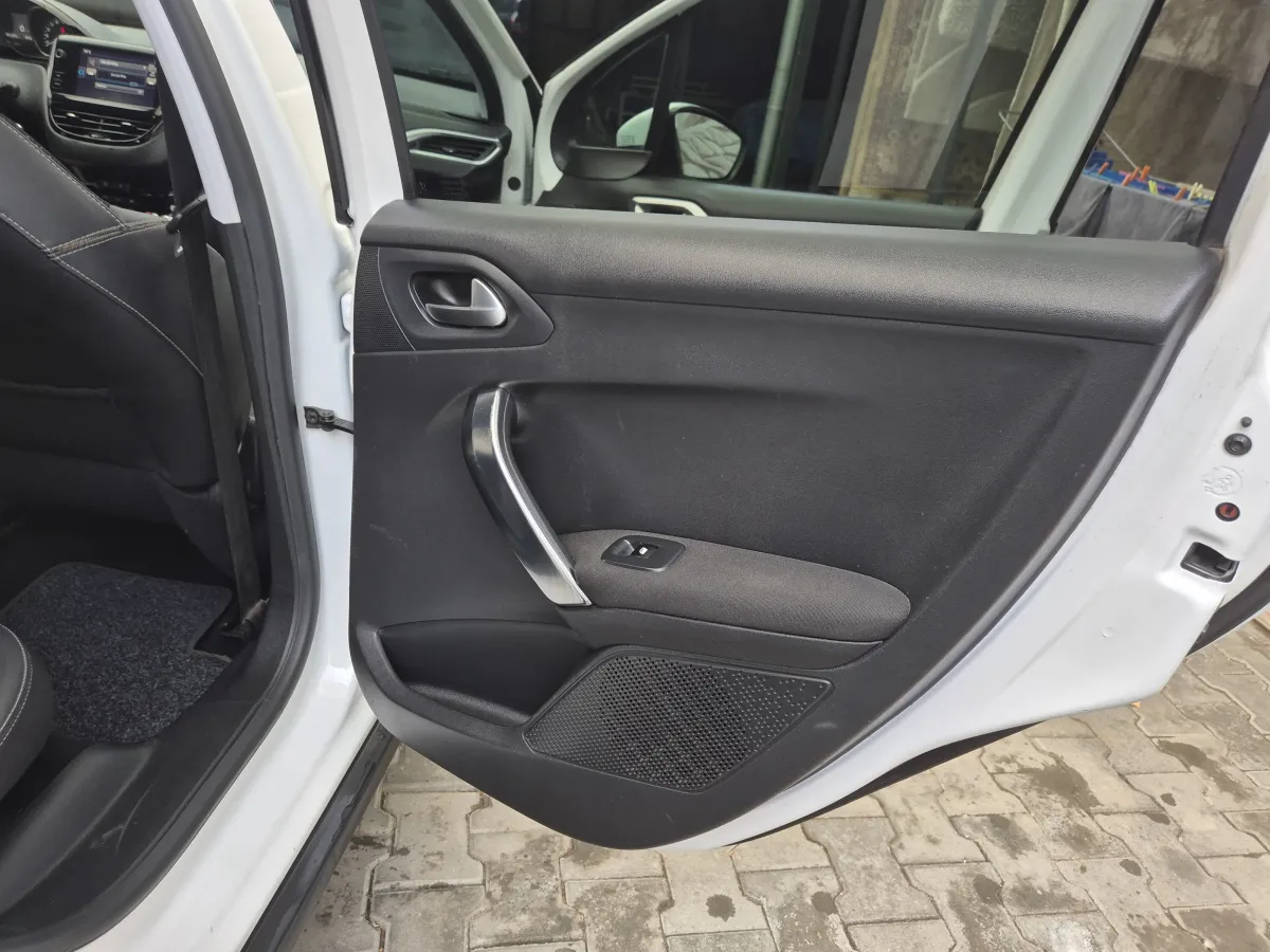 Peugeot 2008 1.6 e HDI ULLERE (2016) - slika 21
