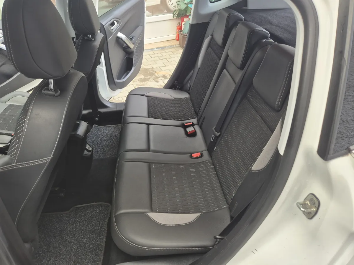 Peugeot 2008 1.6 e HDI ULLERE (2016) - slika 17