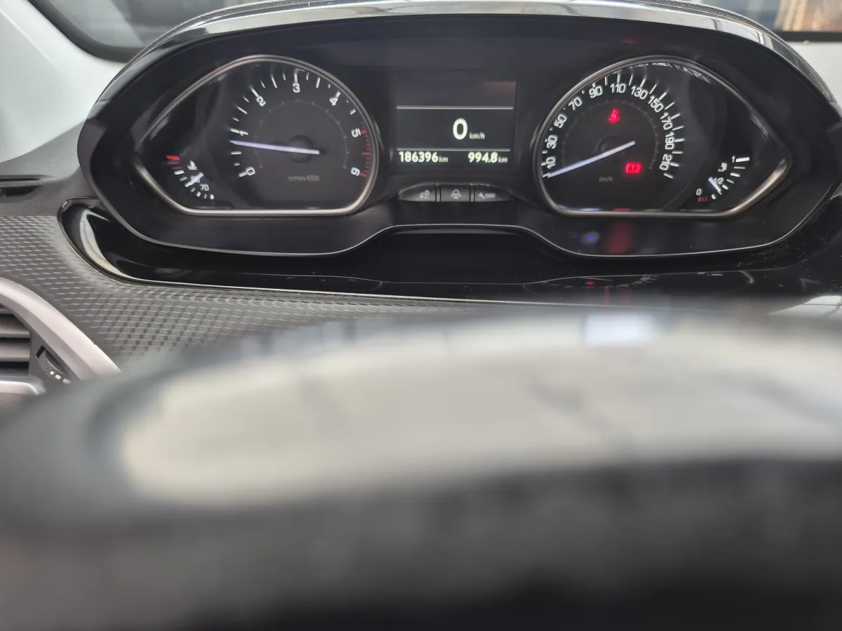 Peugeot 2008 1.6 e HDI ULLERE (2016) - slika 36