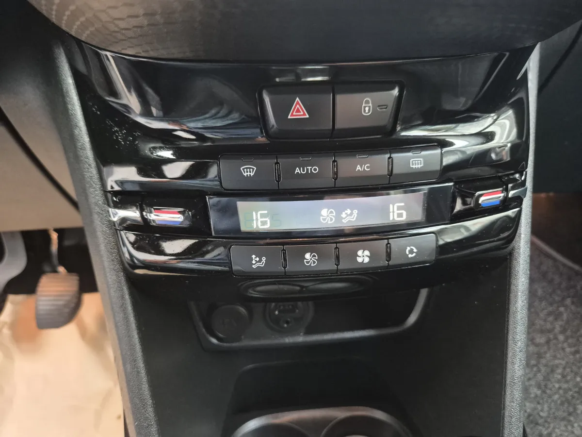 Peugeot 2008 1.6 e HDI ULLERE (2016) - slika 39