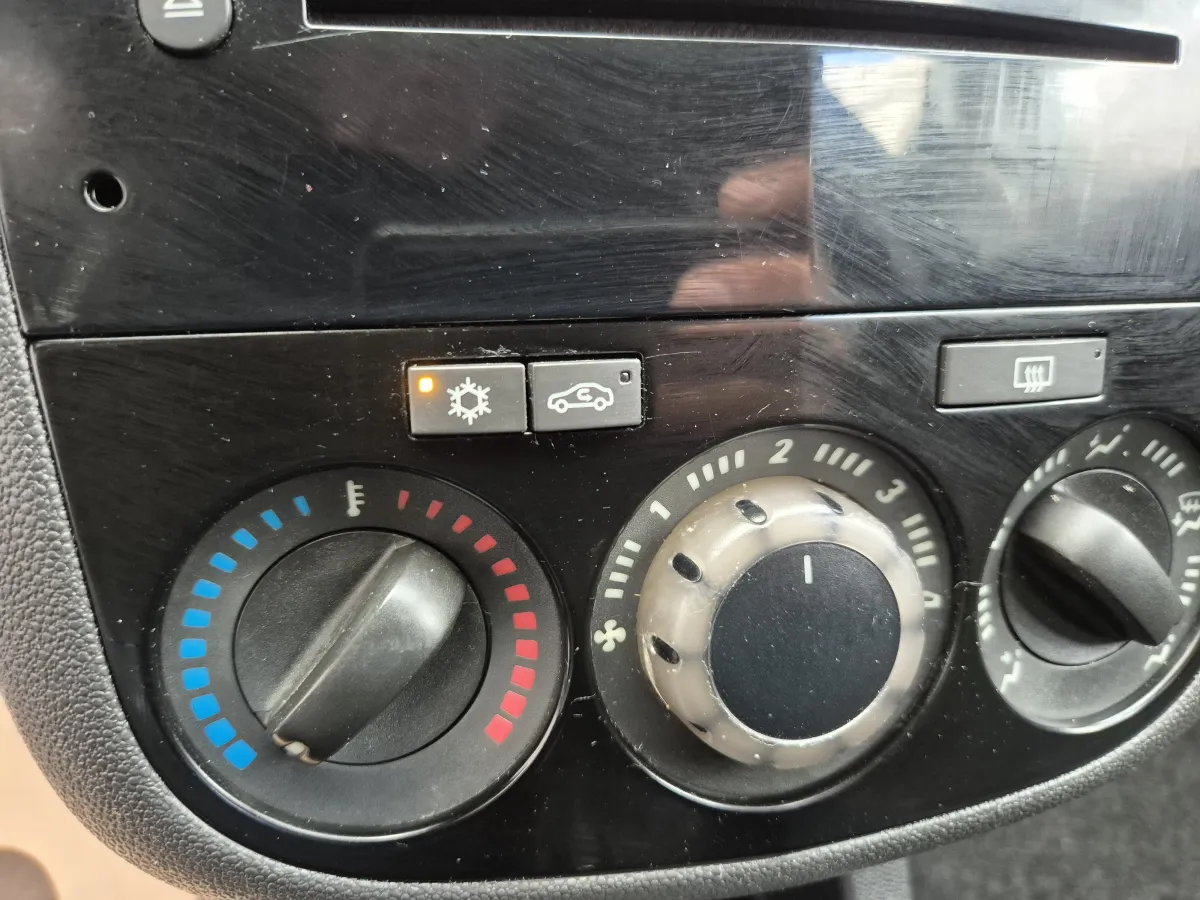 Opel Corsa D 1.2 (2010) - slika 33